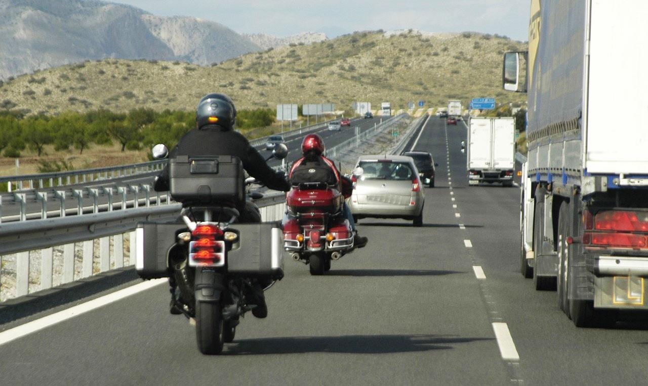 Sorpasso a moto e bici: responsabilità del conducente di un’auto