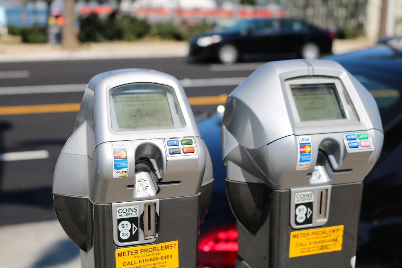Strisce blu e autovelox: multe record per riempire le casse comunali?