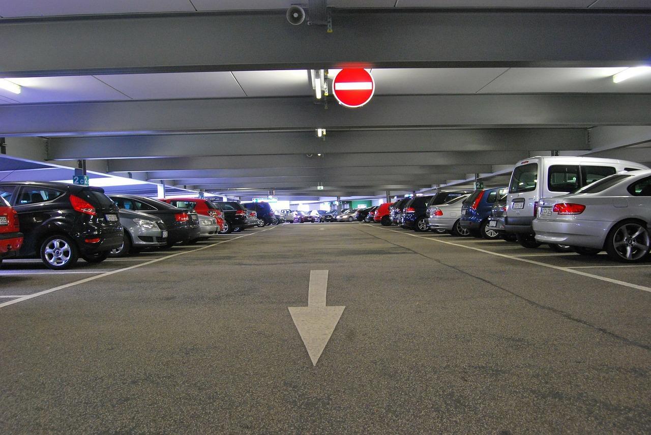 Come ritrovare l’auto parcheggiata: app e strumenti