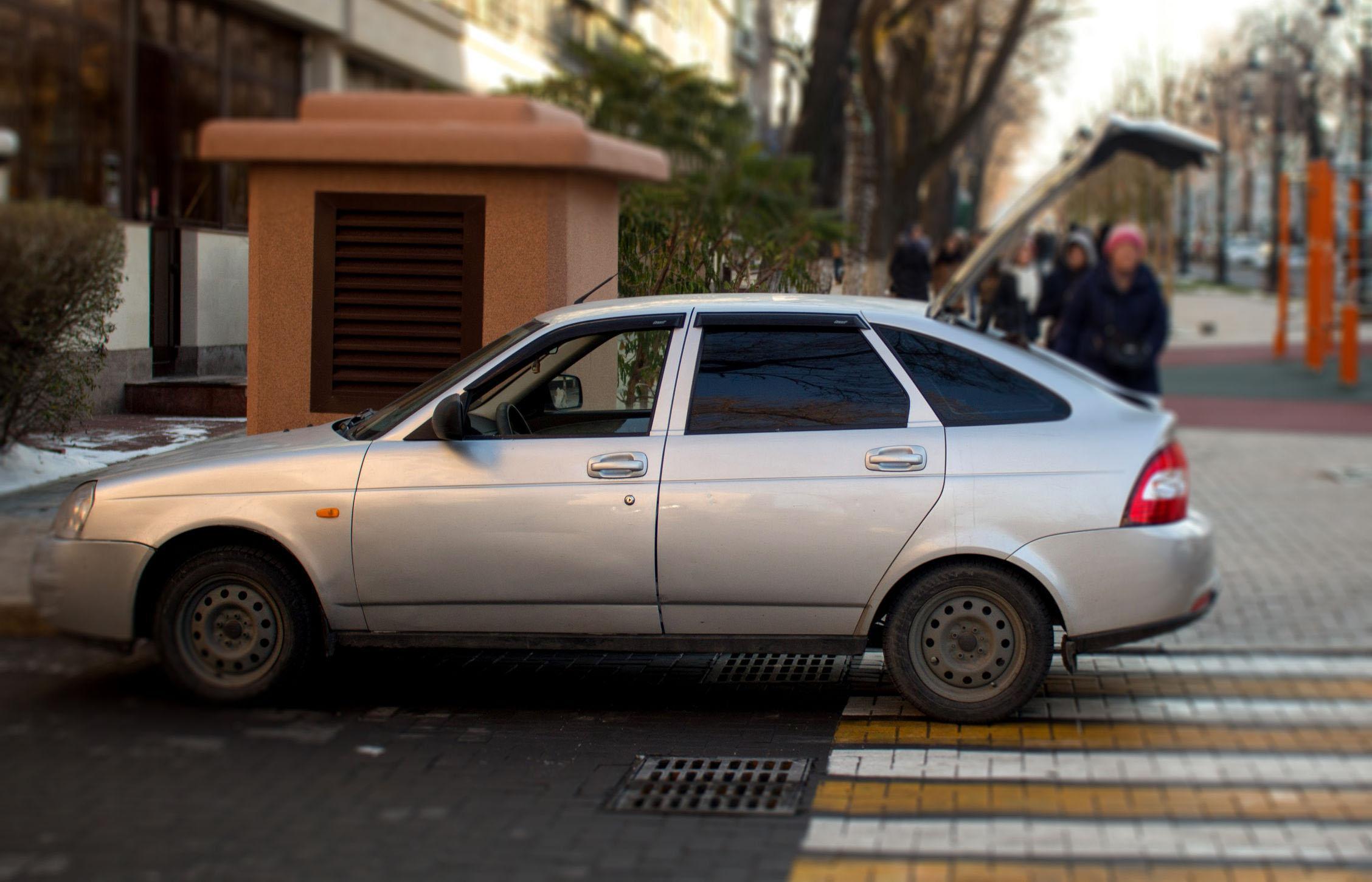 Parcheggio e strisce pedonali: esiste una distanza minima?