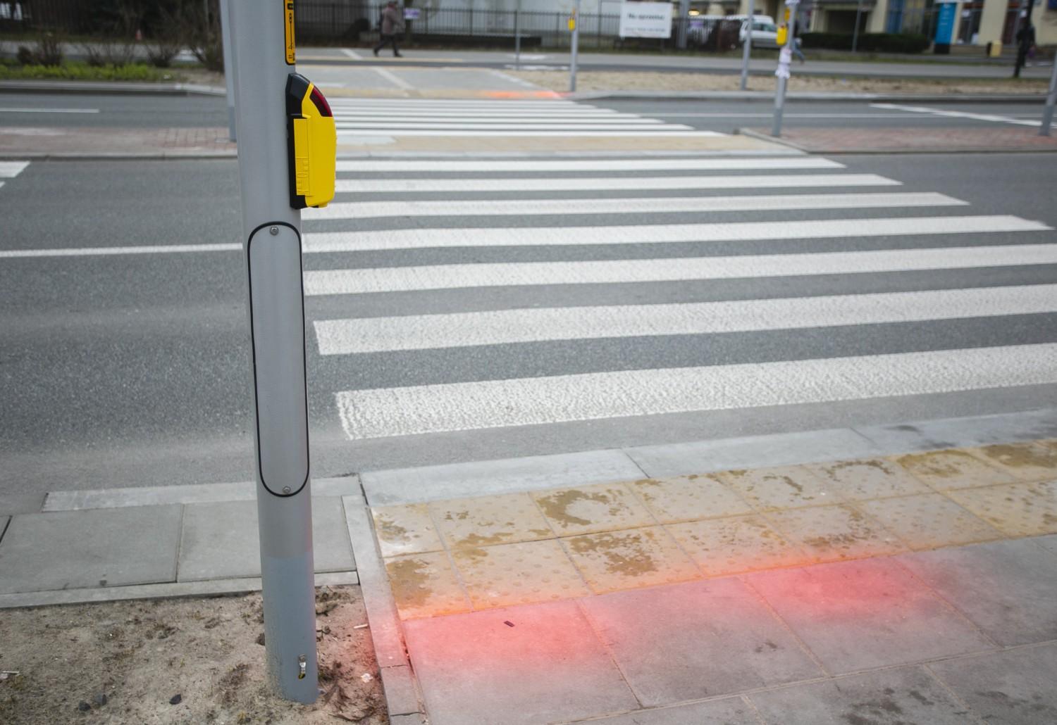 Polonia: la soluzione ai pedoni distratti è nei semafori con proiettore