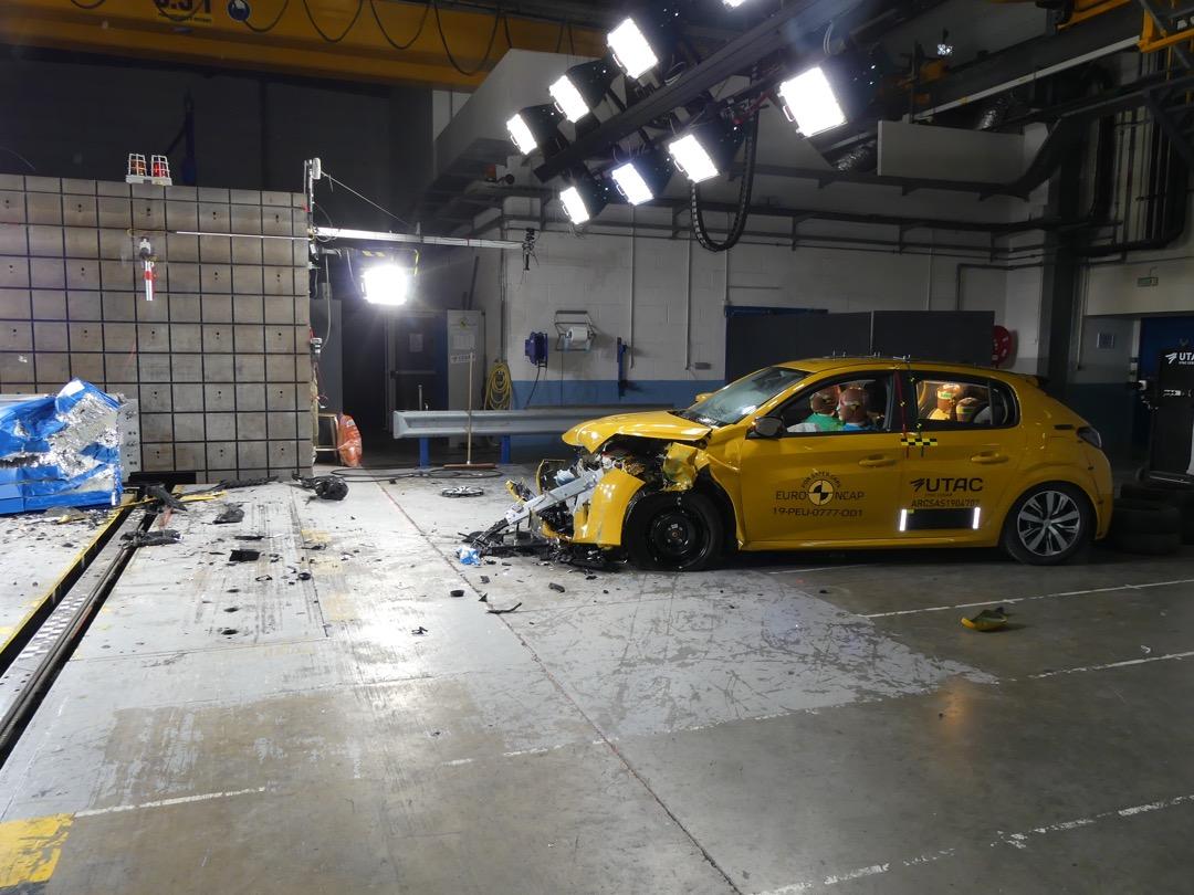 Crash test Peugeot 208 e Jeep Cherokee: poco sicure per i pedoni