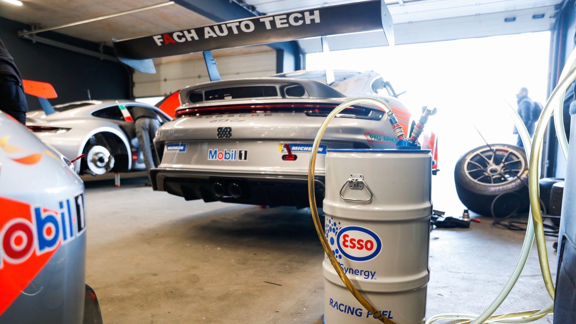 Benzina sintetica Porsche: inaugurato l’impianto che produrrà e-fuel
