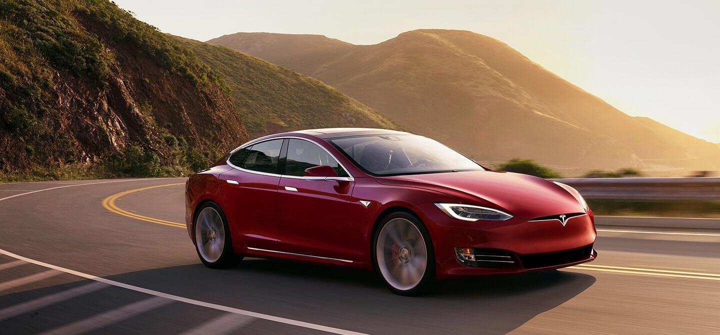 Tesla, arriva l’aggiornamento antincendio per le batterie in ricarica
