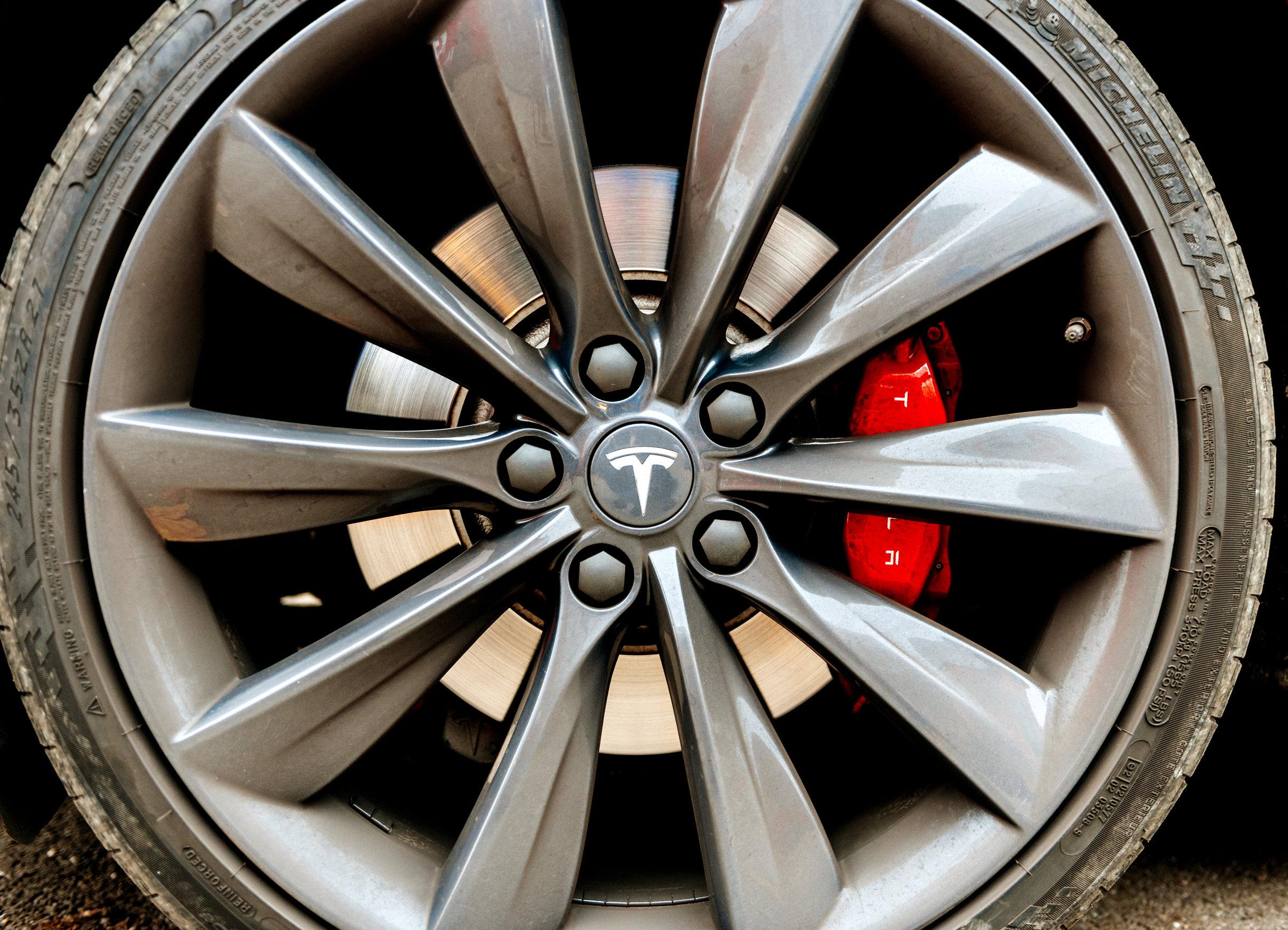 Pneumatici usurati: ora le Tesla avvertono quando cambiarli