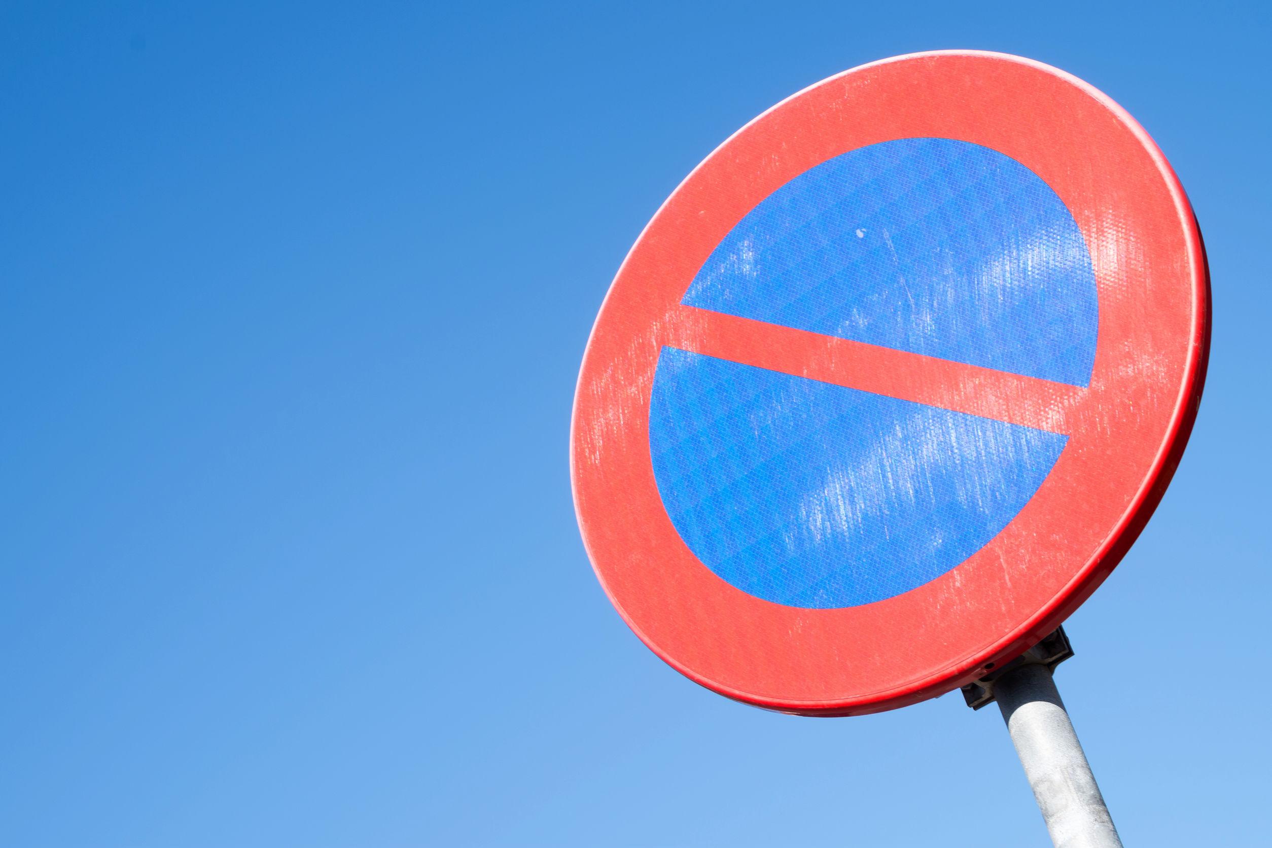 Auto in sosta vietata: a Roma una app per segnalarle