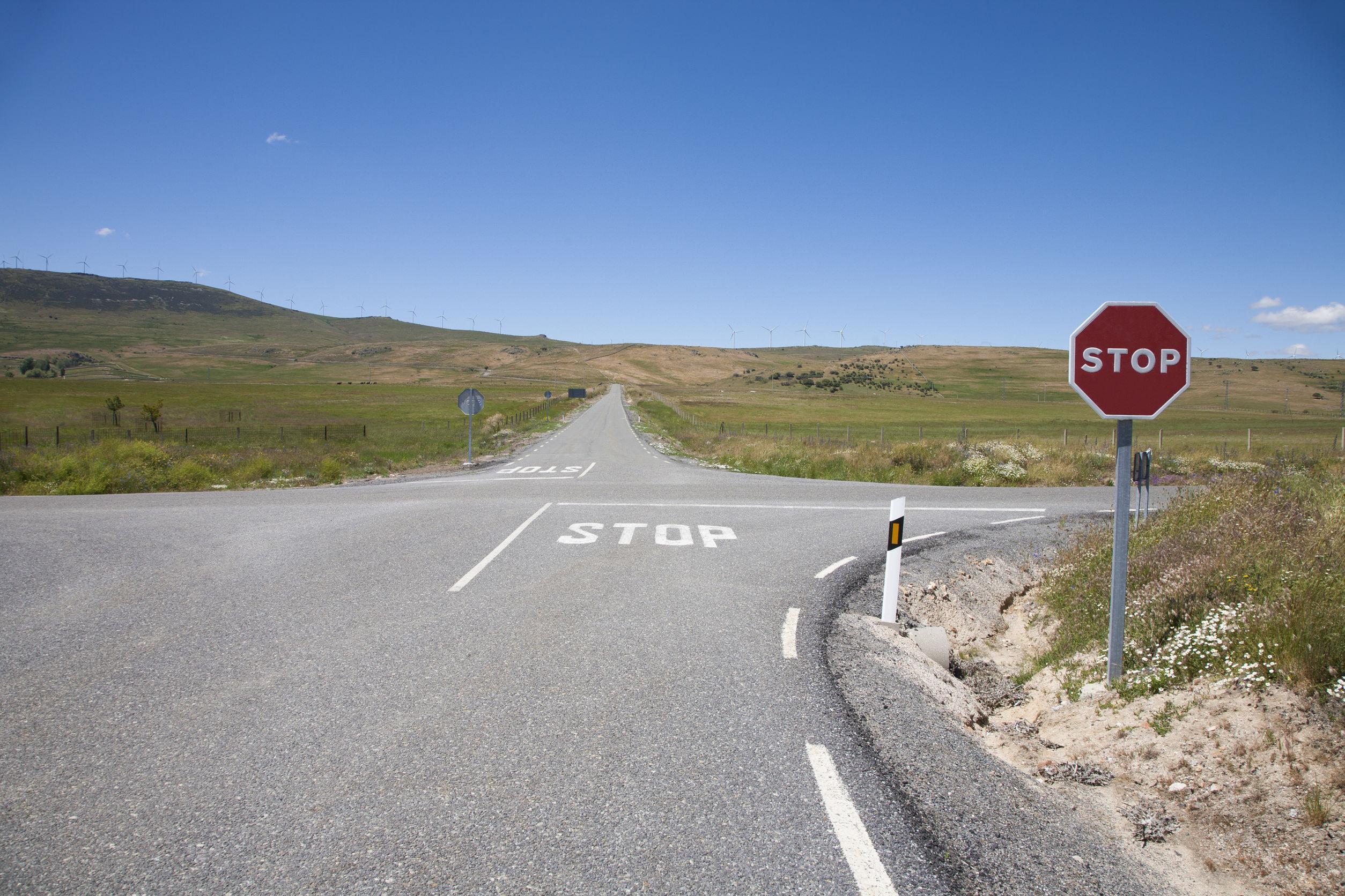Segnale di stop conducente deve fermarsi