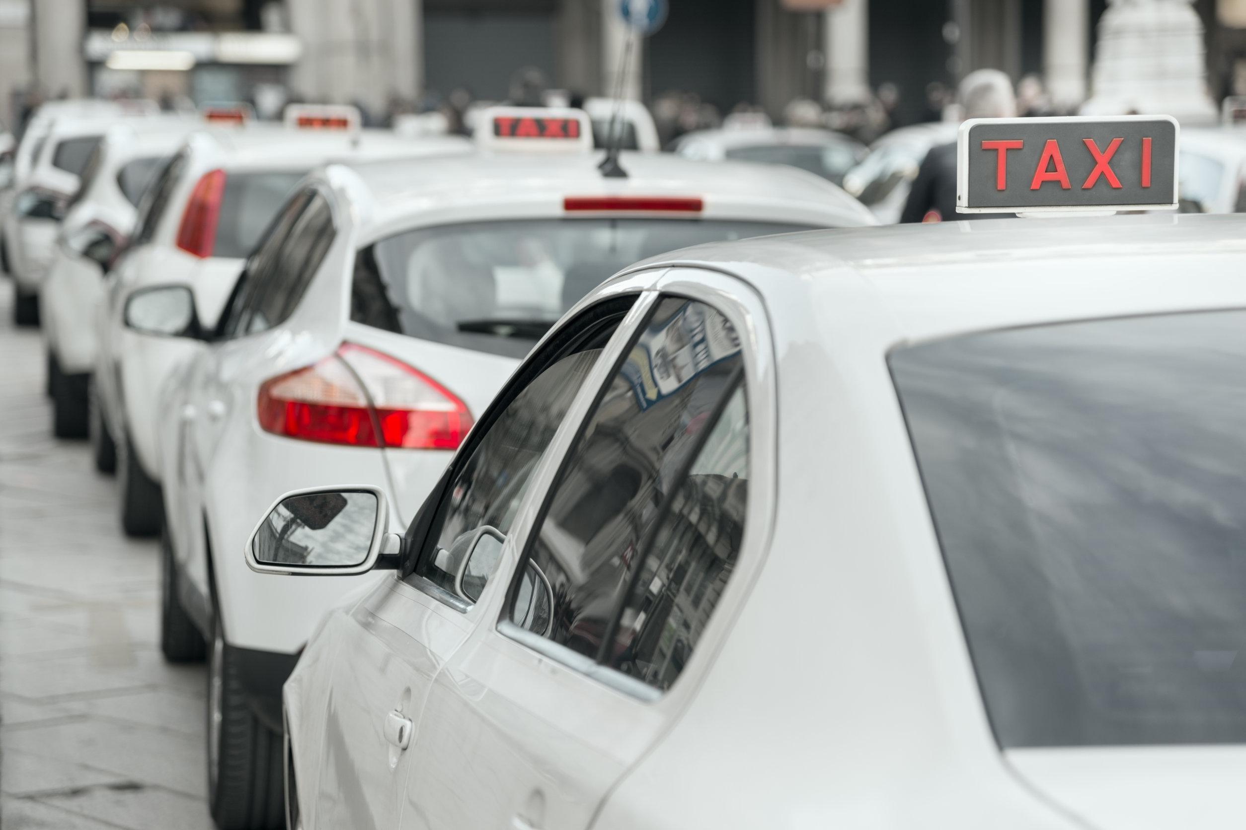 Ddl Concorrenza 2021 apre a Uber: tassisti in rivolta