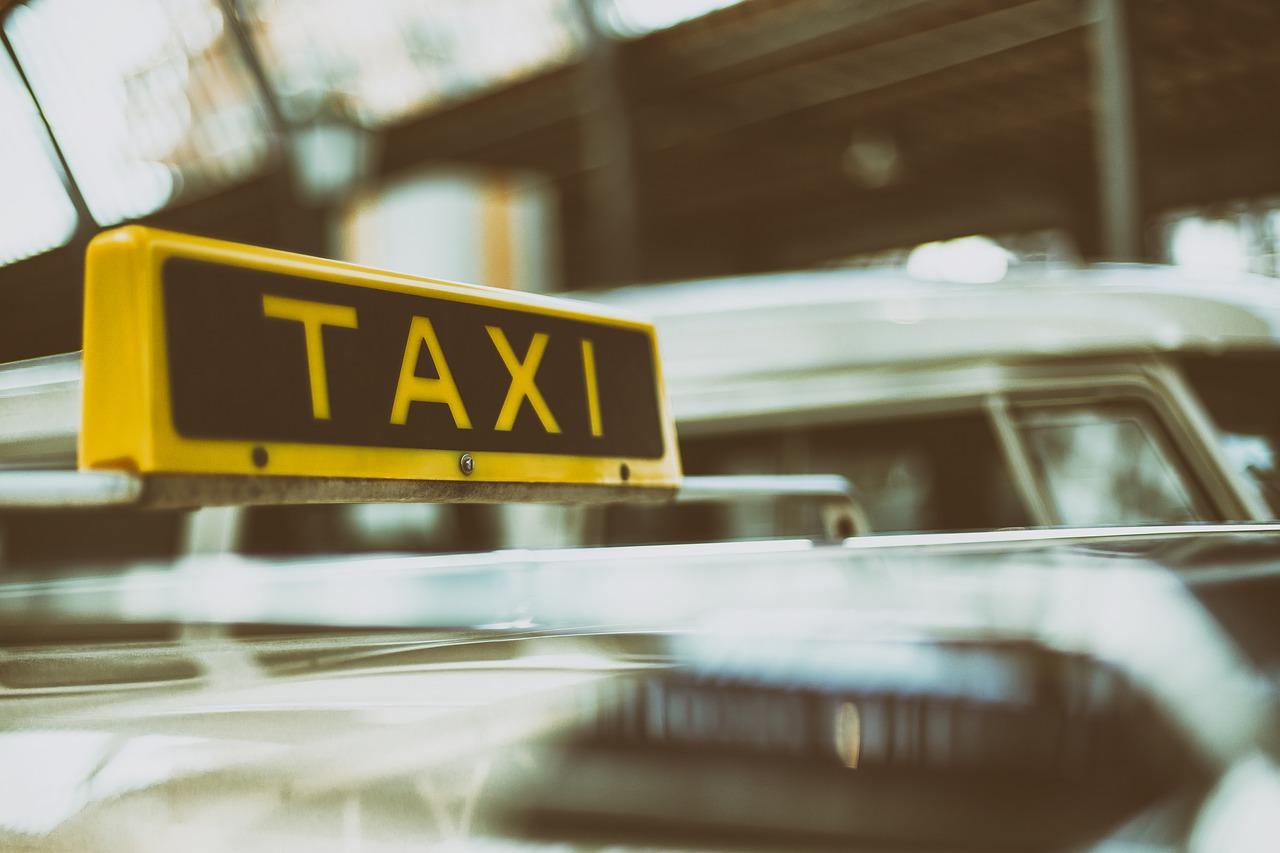 Taxi a Milano: potranno guidarli anche i familiari dei tassisti