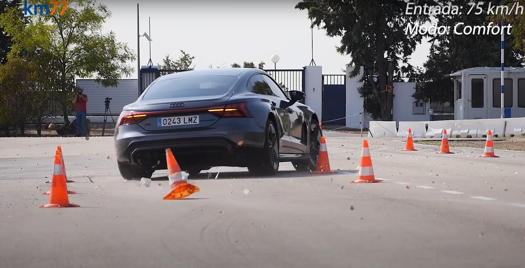 Audi e-tron GT 2021: nel test dell’alce mostra i suoi limiti