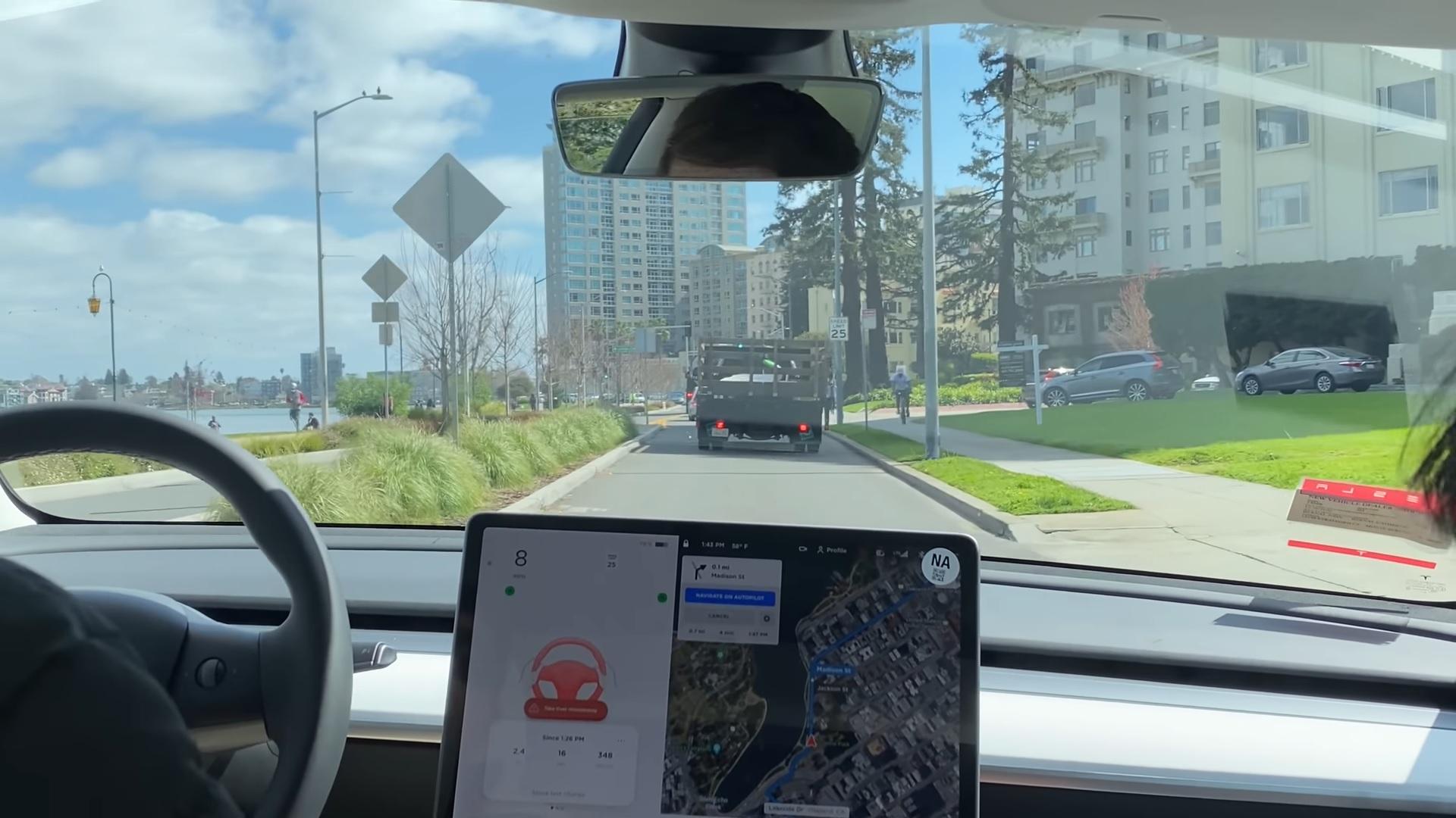 Tesla Autopilot 8.2: ancora in crisi tra pedoni e traffico [VIDEO]