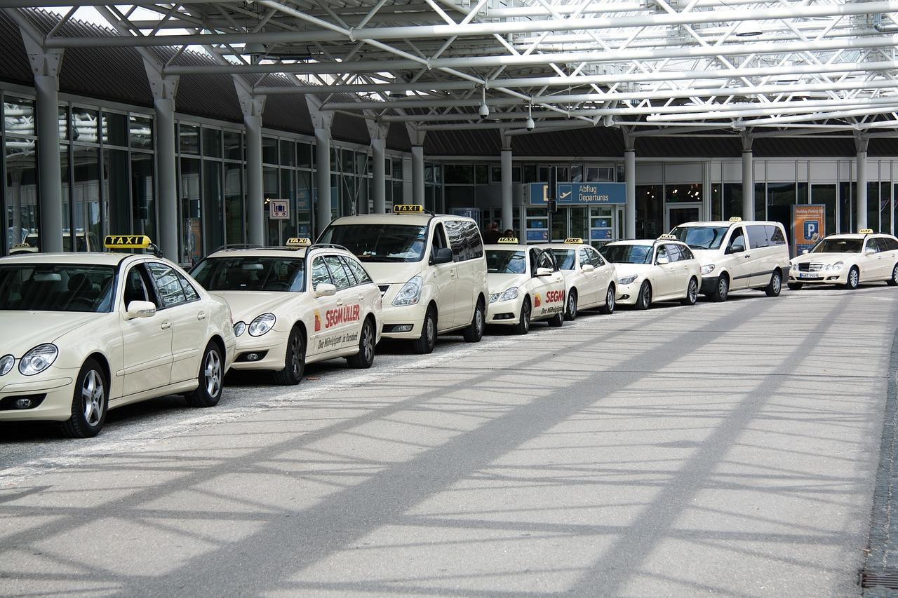 Costo taxi da e per l’aeroporto: le tariffe in Europa