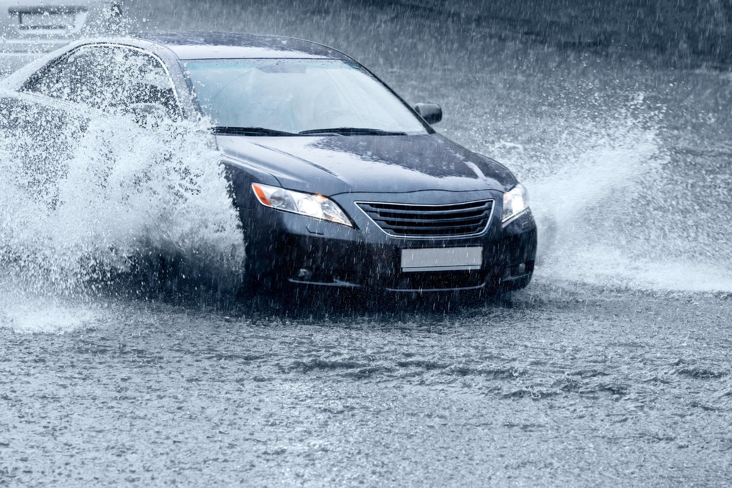 Pioggia e danni alle auto: a che altezza l’acqua crea problemi?