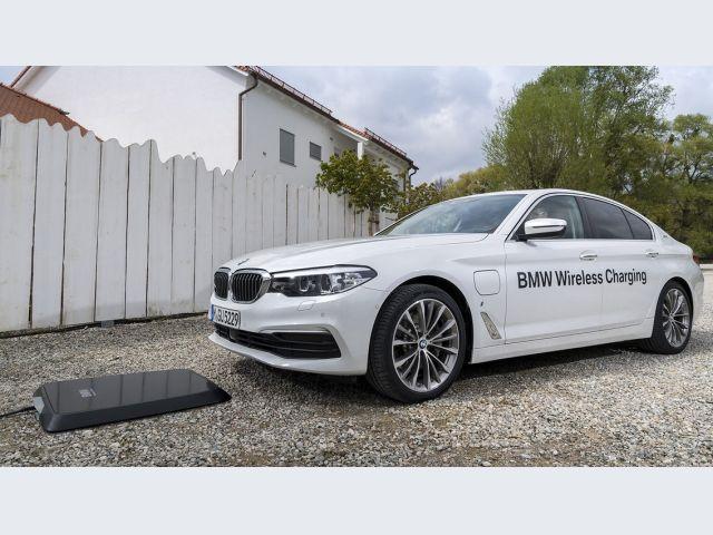 BMW sta mettendo a punto metodi di ricarica senza filo