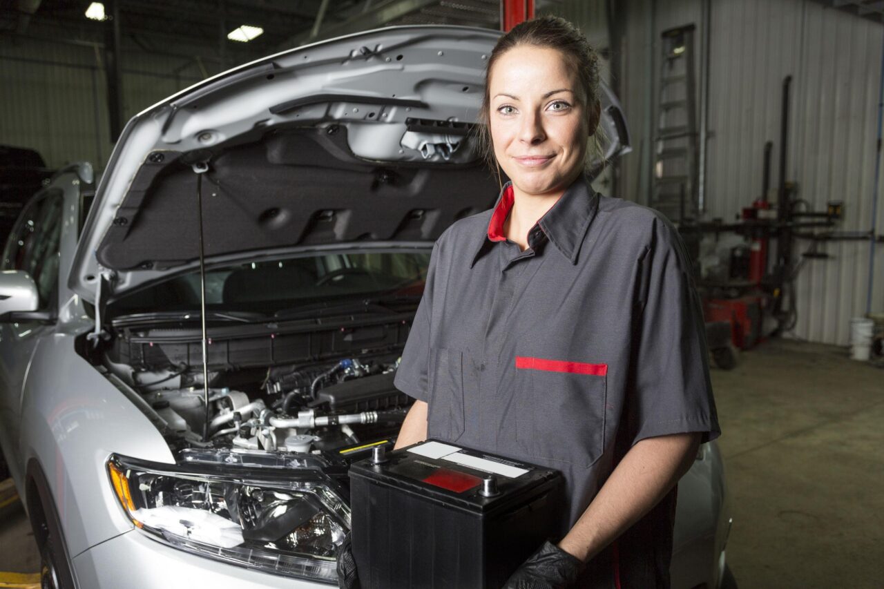 Cambiare batteria auto: come si fa nel mondo corretto?