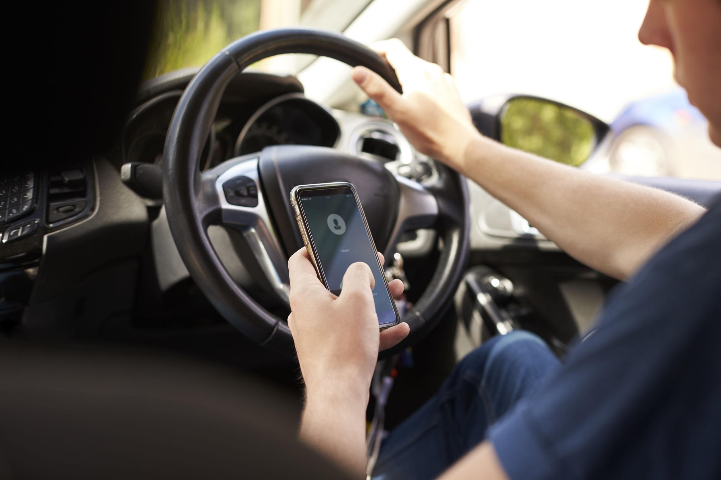 Cellulare alla guida: 1 giovane su 5 ammette di usare i social