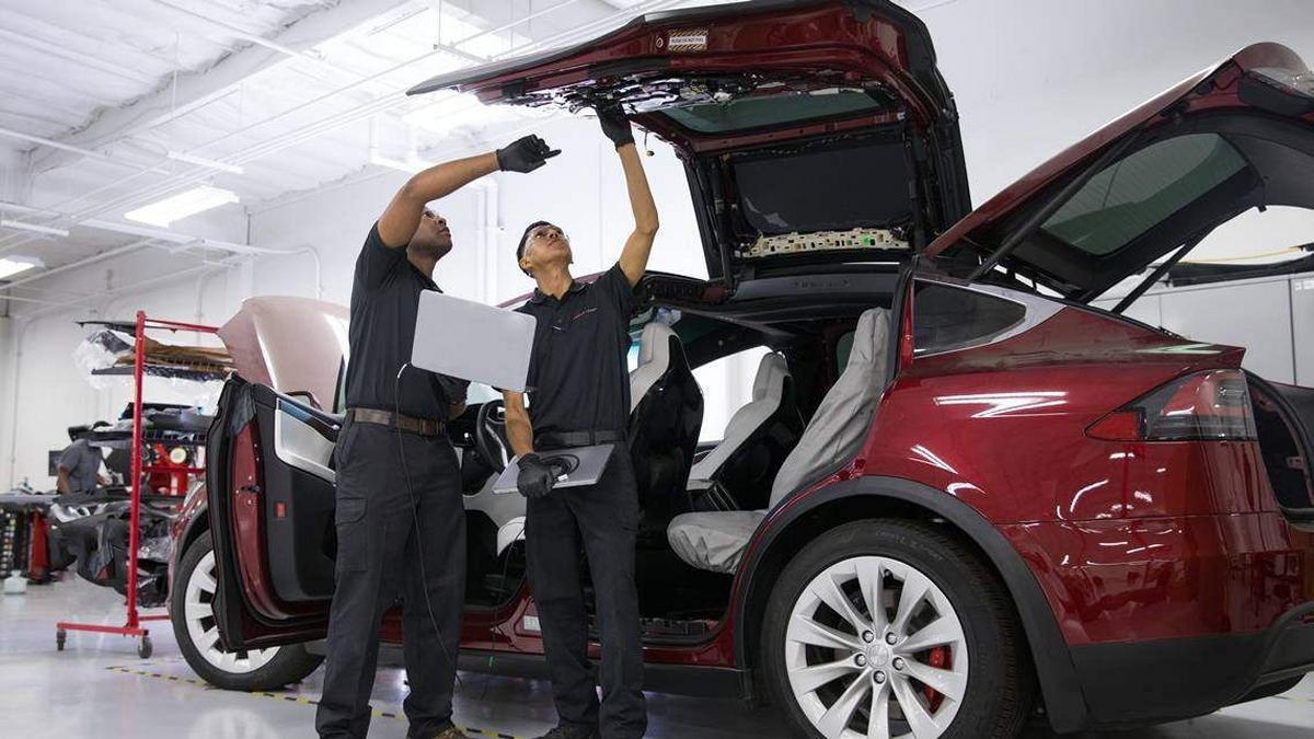 Diventare un “meccanico” Tesla: i corsi di formazione per le auto elettriche