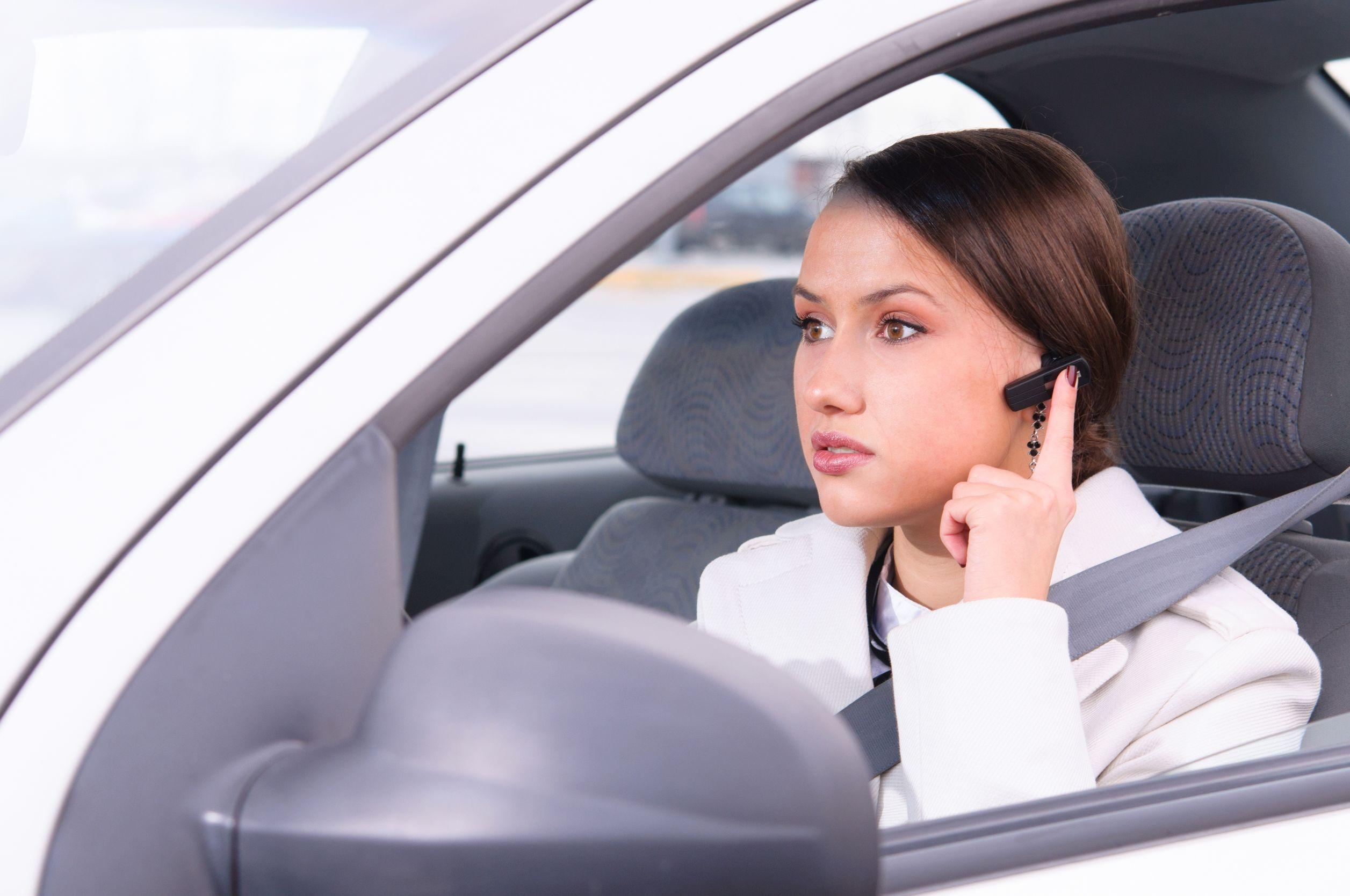 Guidare con gli auricolari: uno studio mostra i rischi al volante