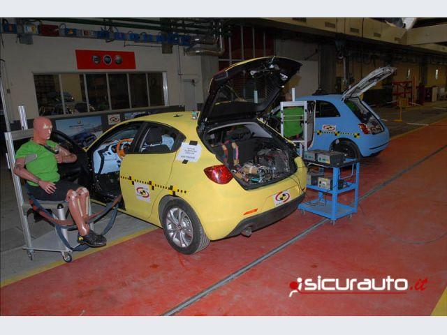 Fiat 500 e Alfa Romeo Giulietta prima del crash test di compatibilitÃ 