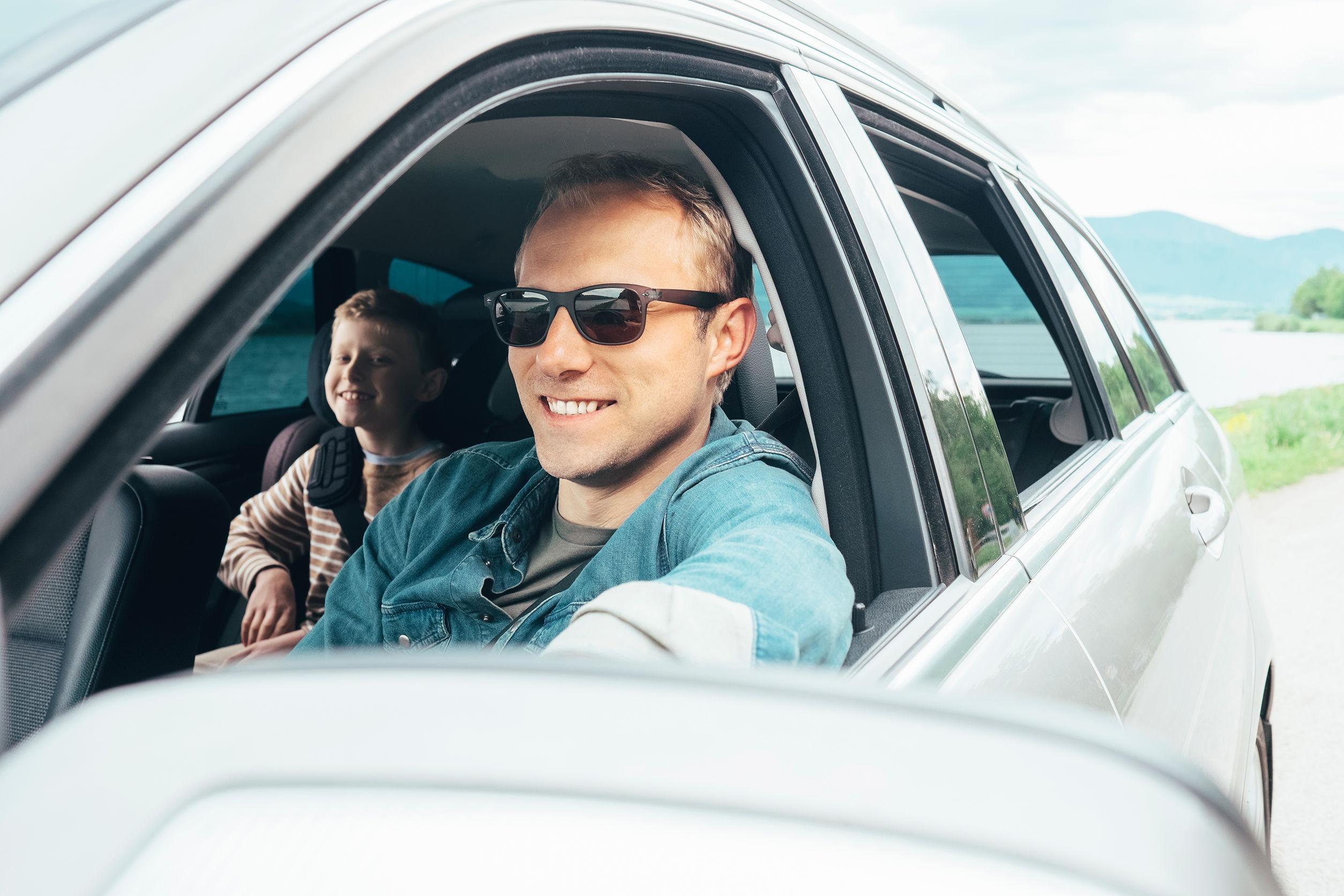 Papà e figlio viaggiano in auto