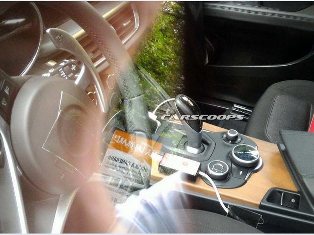 Foto spia selettore cambio Alfa Romeo Stelvio