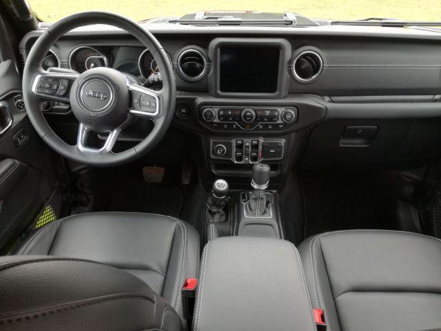 Gli interni di Jeep Wrangler Sahara