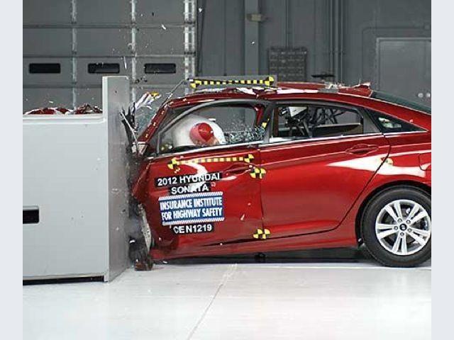 Hyundai Sonata – crash test small overlap IIHS