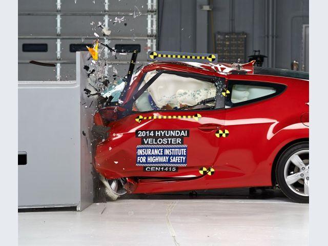 Hyundai Veloster – Crash test IIHS Small Overlap