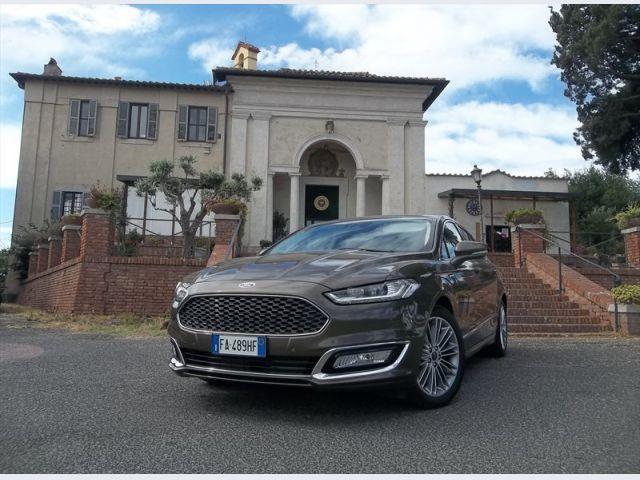 Il grintoso frontale della Mondeo Vignale