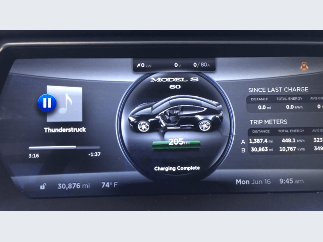 La schermata per il controllo dello stato di carica di una Tesla Model S
