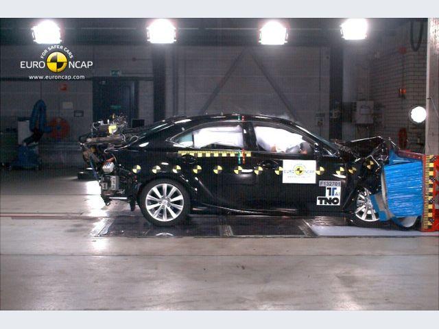 Lexus IS 300h – Impatto frontale