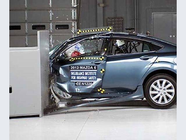 Mazda 6 – crash test small overlap IIHS