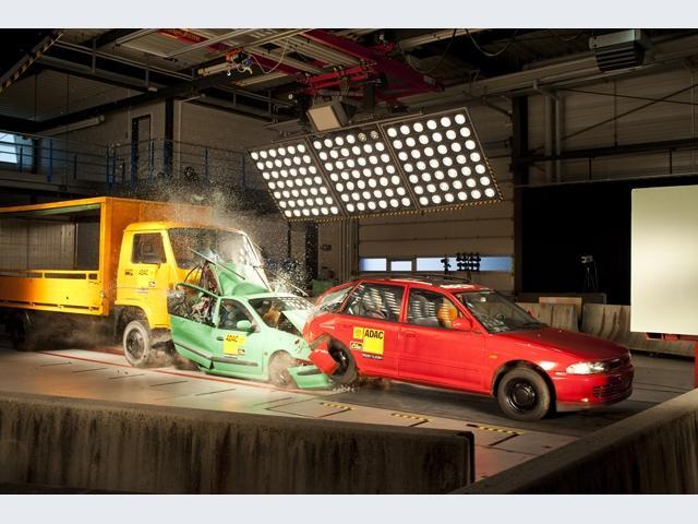 Crash test Camion contro Auto – Impatto iniziale