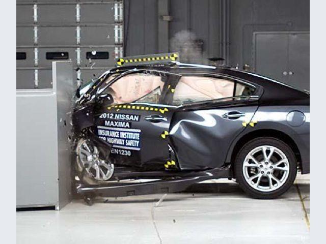 Nissan Maxima – crash test small overlap IIHS
