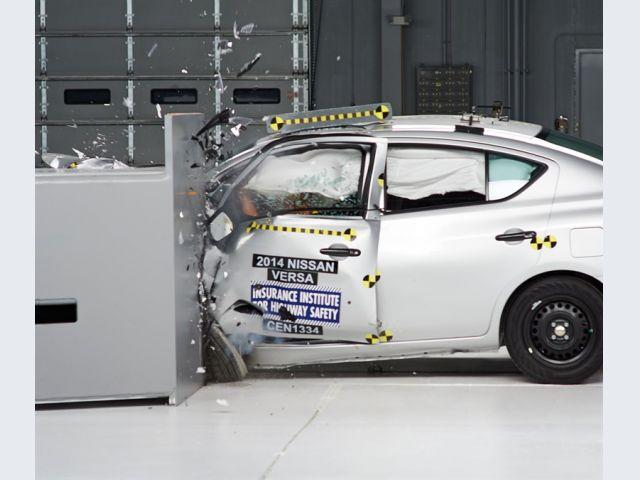 Nissan Versa – Impatto small overlap