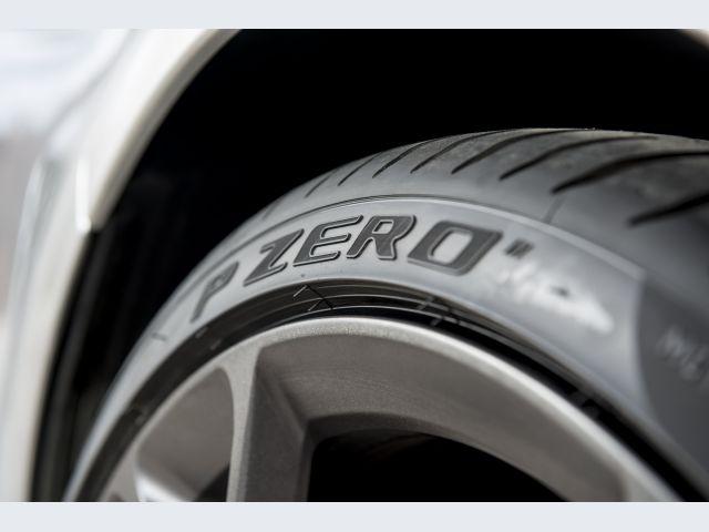 Pneumatici Pirelli PZero con marcatura McLaren