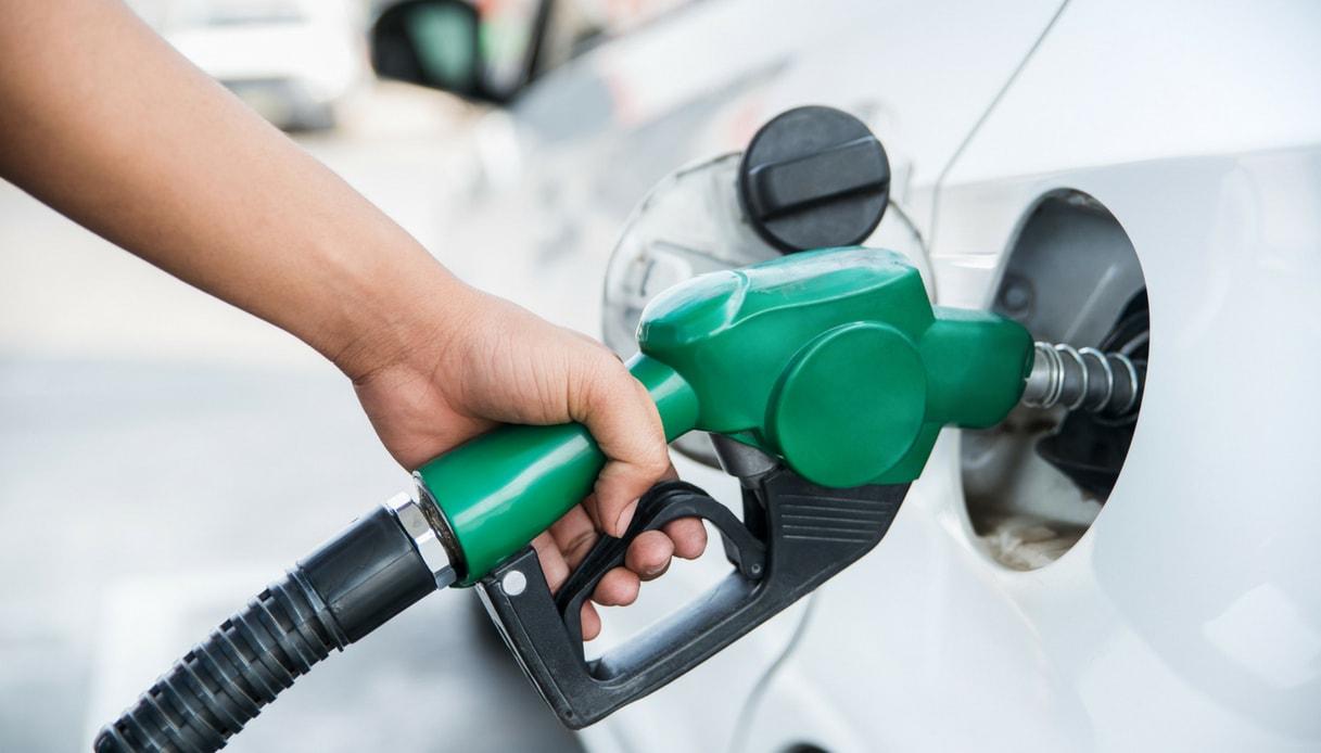 Costo benzina in Germania: fino a 50 euro in più con l’ecotassa CO2