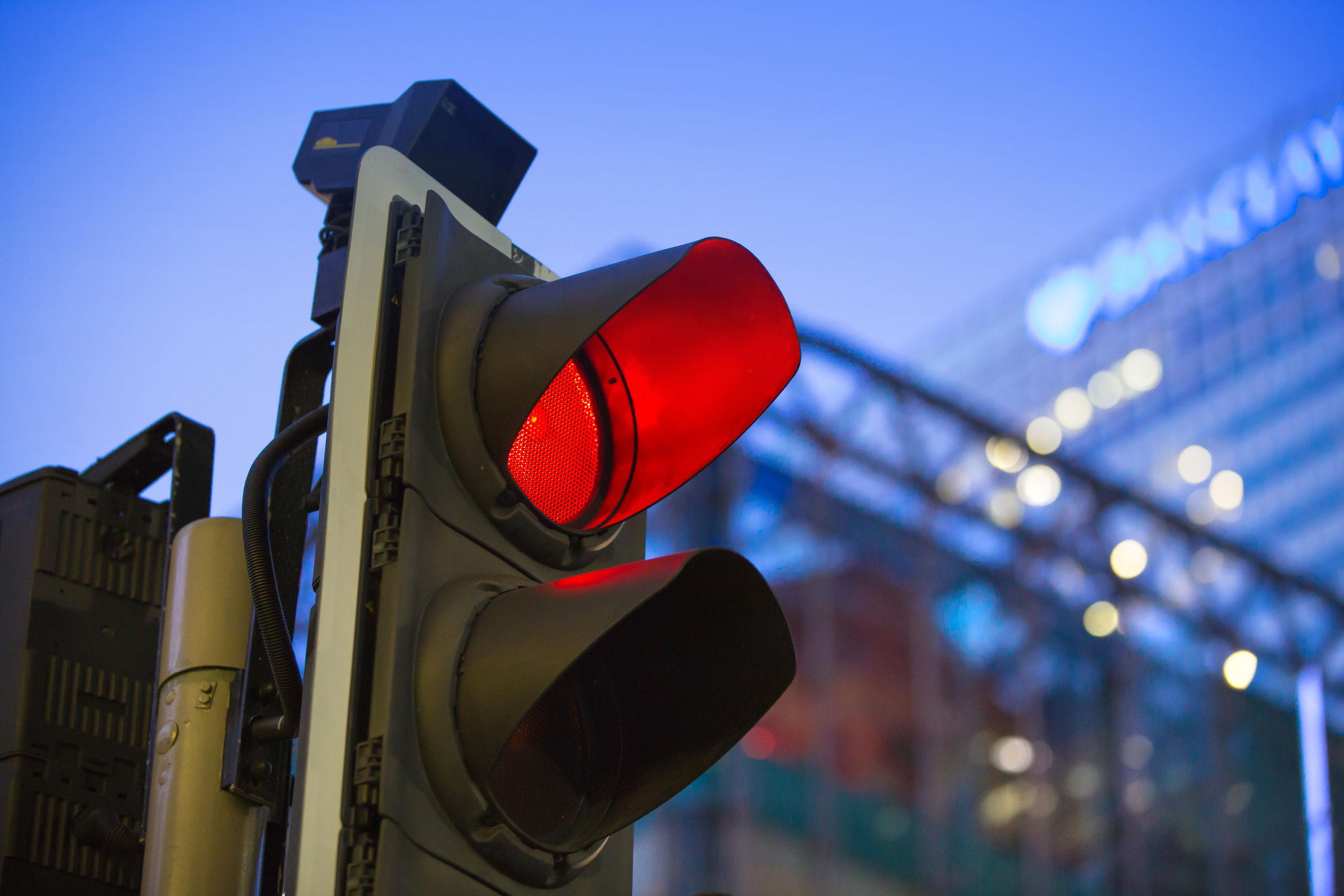 Multa auto per semaforo rosso: quando si può fare ricorso