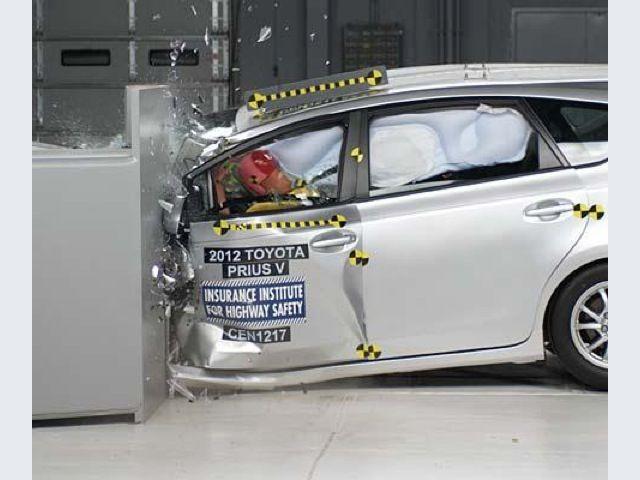 Toyota Prius V – crash test small overlap IIHS