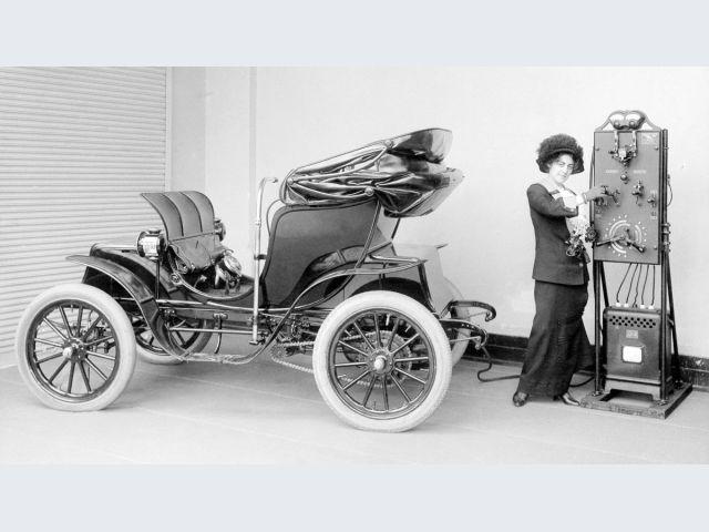 Una vettura elettrica in carica alla fine del 1800