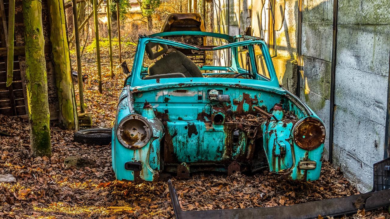 Auto abbandonata in strada privata