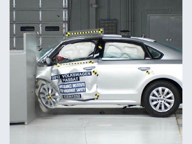 Volkswagen Passat – crash test small overlap IIHS
