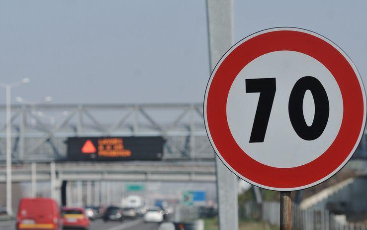 Va a 141 km/h col limite di 70: una colica non toglie la multa