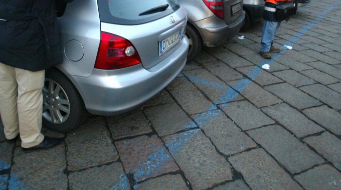 Auto su strisce blu