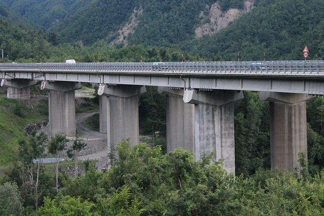 Camion vola giù dal viadotto della Cisa: altro guardrail non a norma?