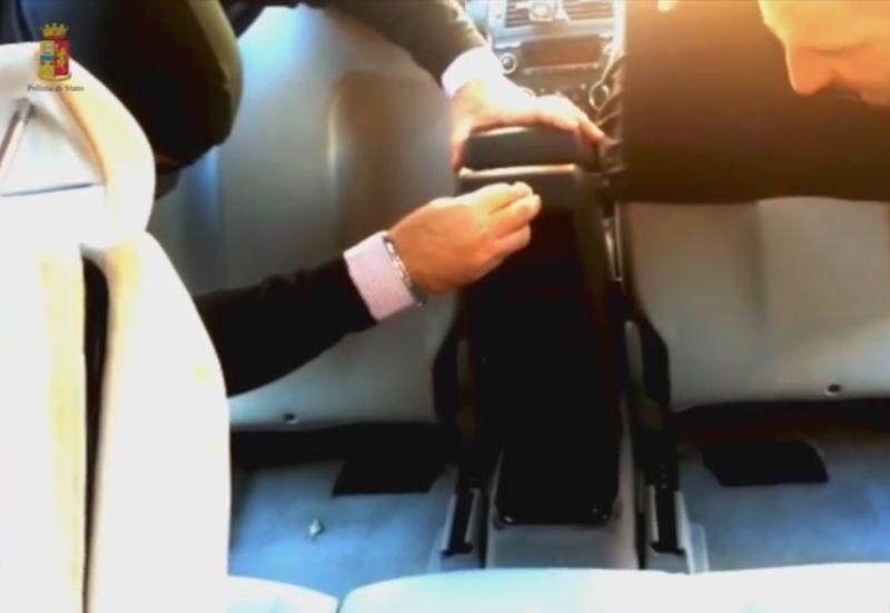 Due corrieri arrestati con un chilo di cocaina in auto. Il video della Polizia