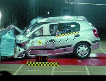 Crash Test Nissan Almera 2001