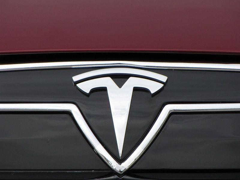 Tesla: pronta per la guida autonoma, ma con il “tocco” del conducente