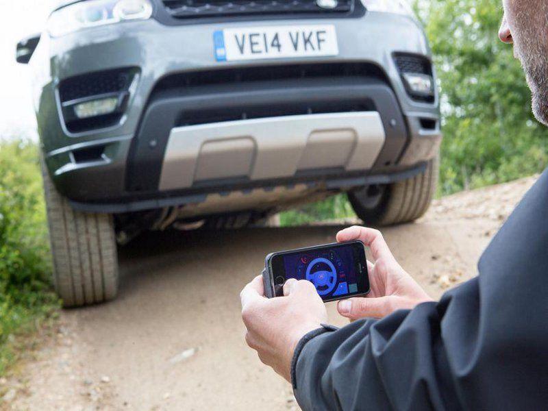 Guida autonoma: per Jaguar – Land Rover l'auto "si guida? con lo smartphone