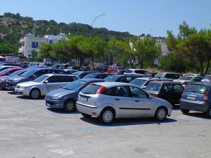 Guida in estate: come proteggere l'auto dal sole